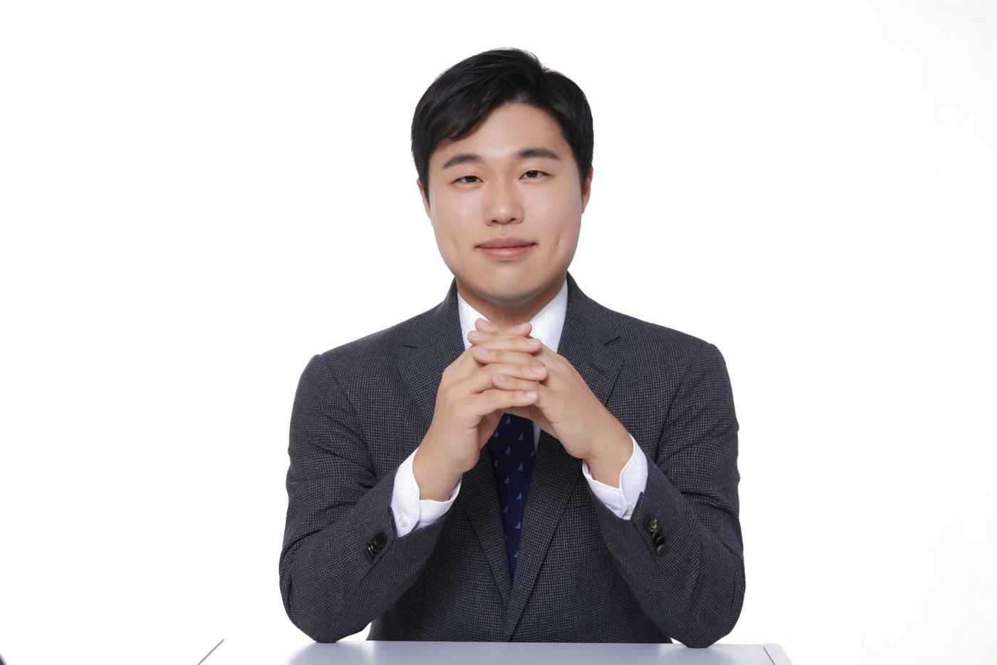 책상에 앉아 있는 김수민 변호사